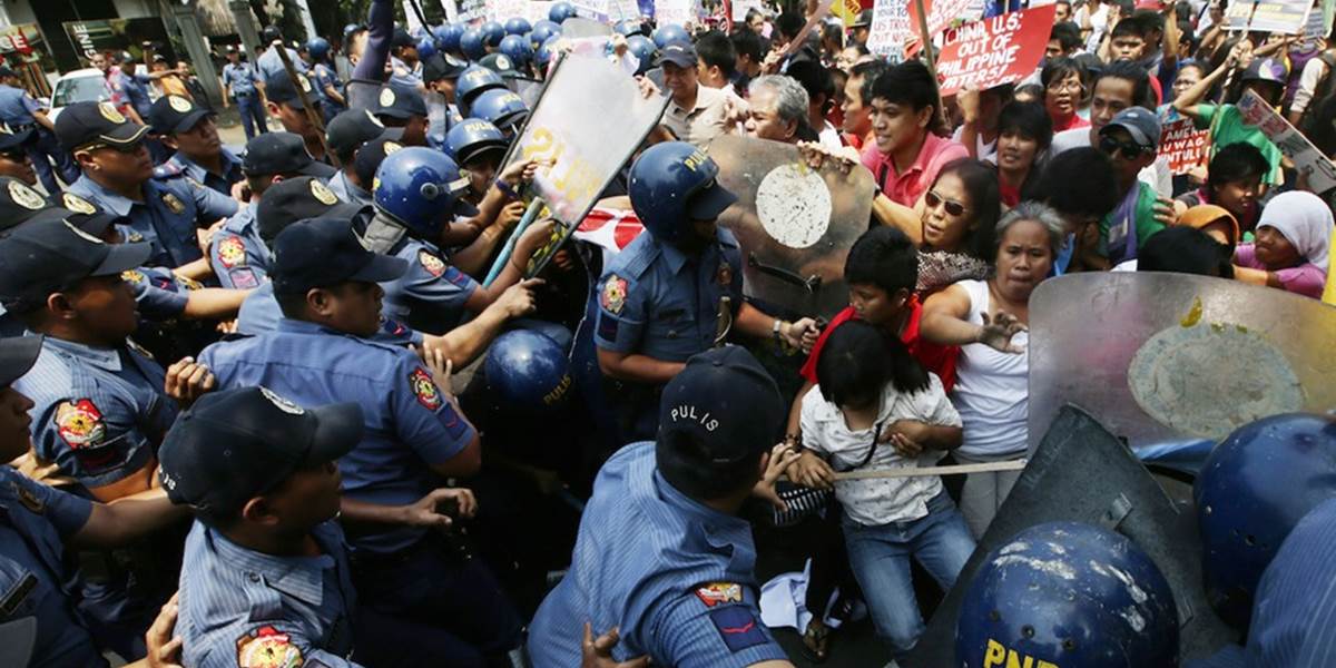 Polícia zasahovala proti demonštrantom na Filipínach odmietajúcim Obamovu návštevu