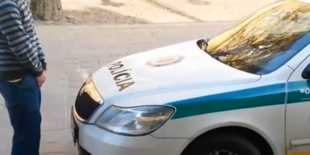 Muž sa v Prešove vymočil na policajné auto, hrozia mu tri roky!