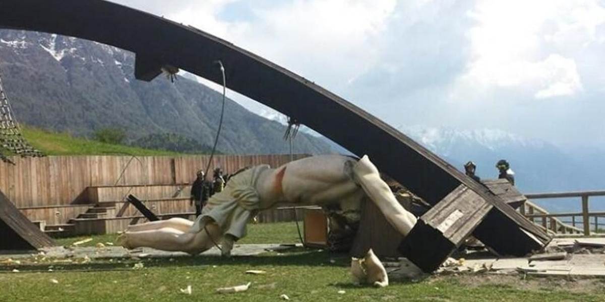 V Taliansku sa zrútil 30 metrový monumentálny kríž: Zadlávil mladého muža (†21)
