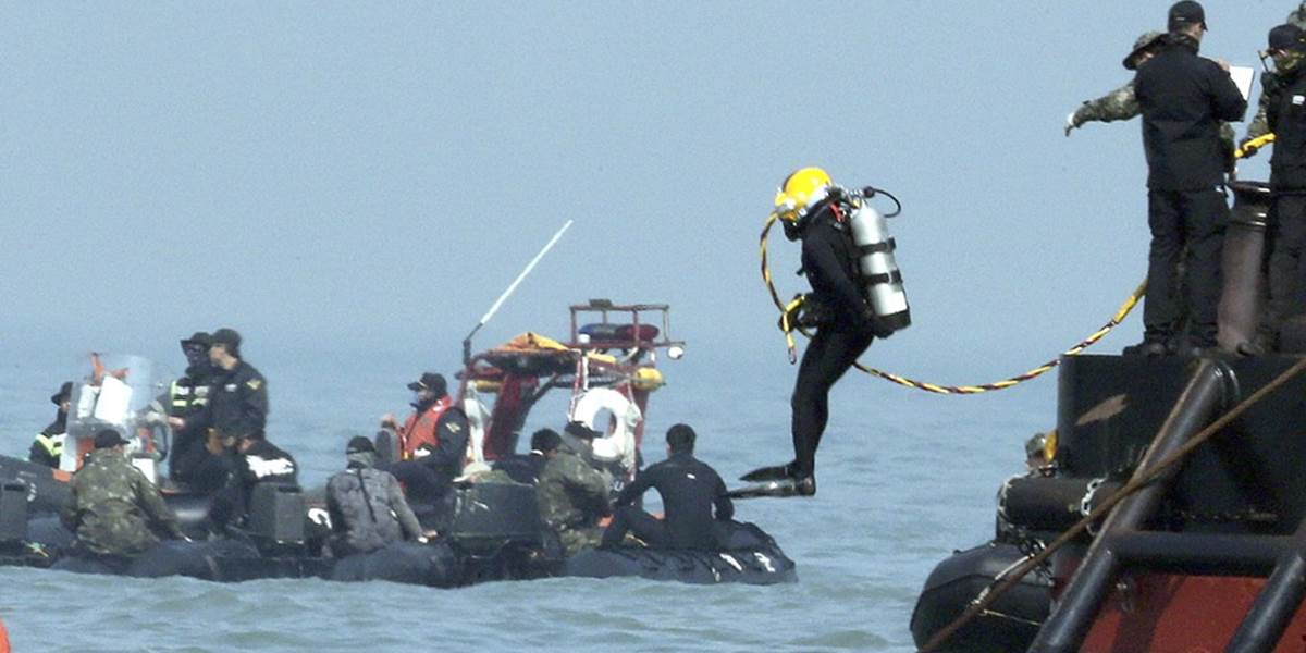 Potápači prebúravajú steny kajút a vyťahujú ďalšie telá z potopeného trajektu