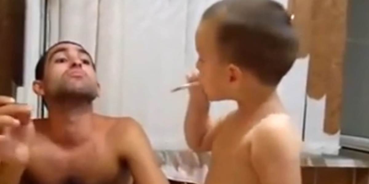 VIDEO Rodinka úžasných: Otec ničí chlapcovi zdravie, smejú sa na tom!