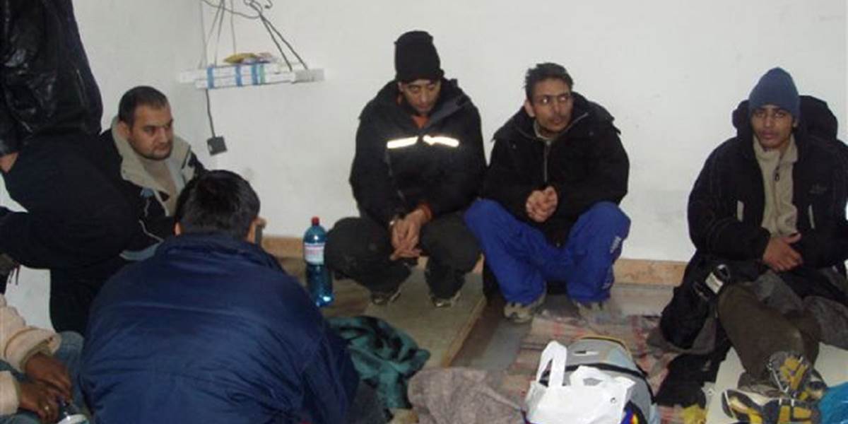 Polícia zadržala migrantov spolu s prevádzačmi