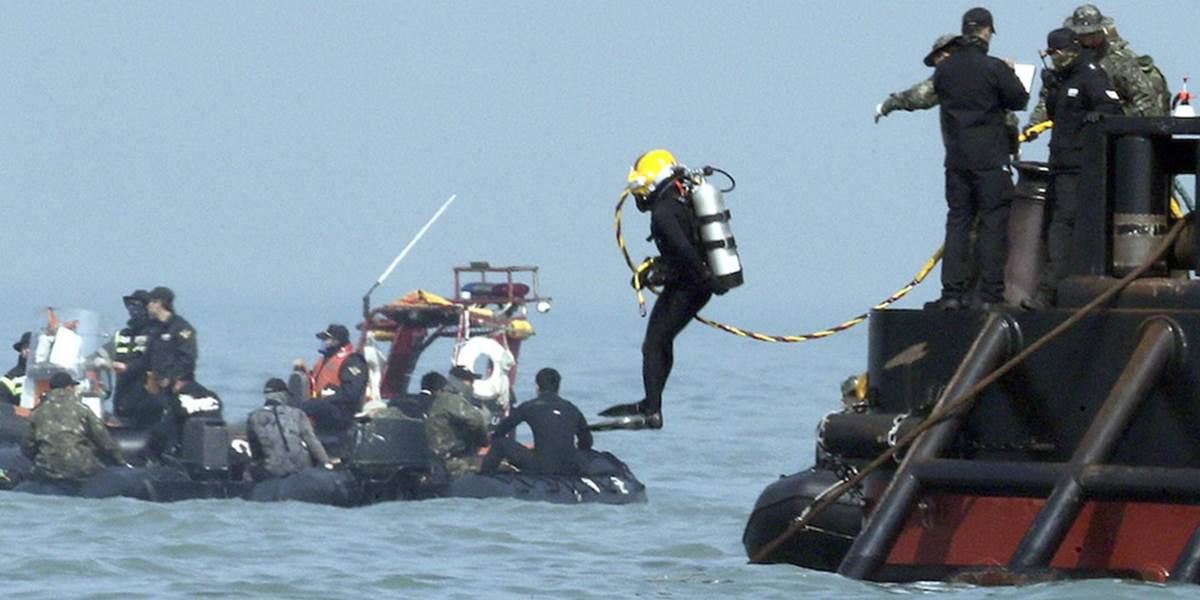 Potápači obnovili pátranie po telách v potopenom trajekte