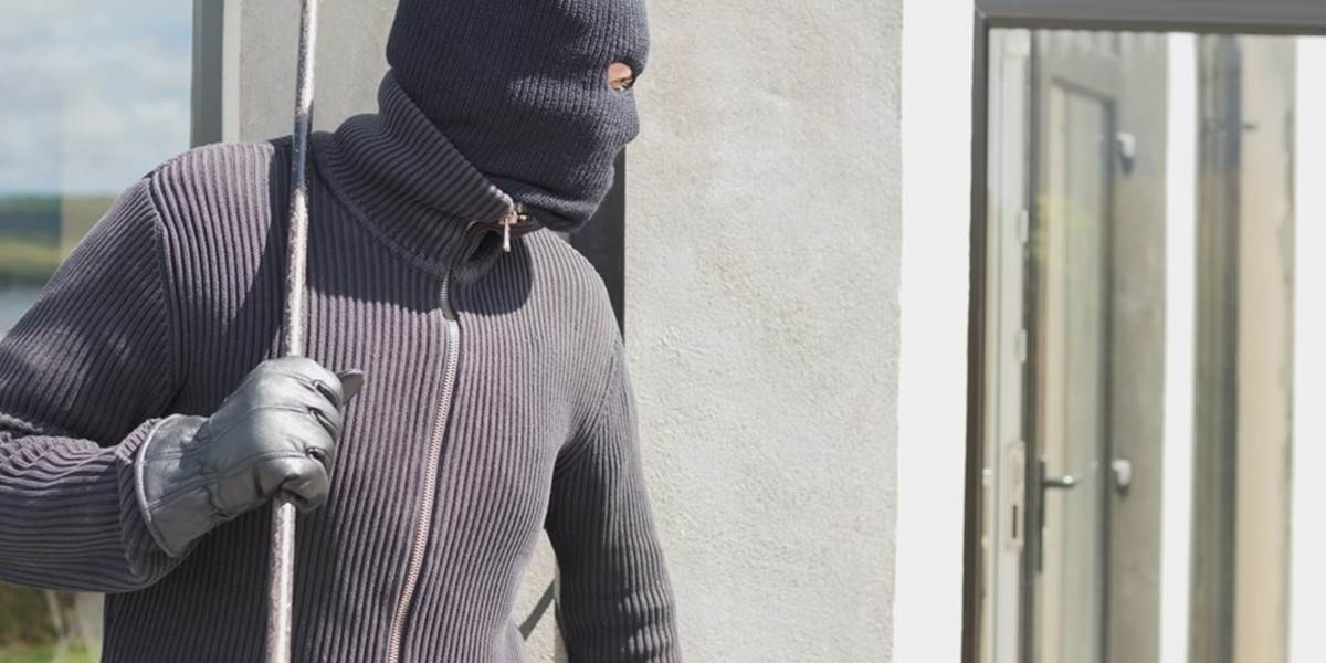 Zlodej-silák: Ukradnutý sporák a práčku si do bytu preniesol cez balkón
