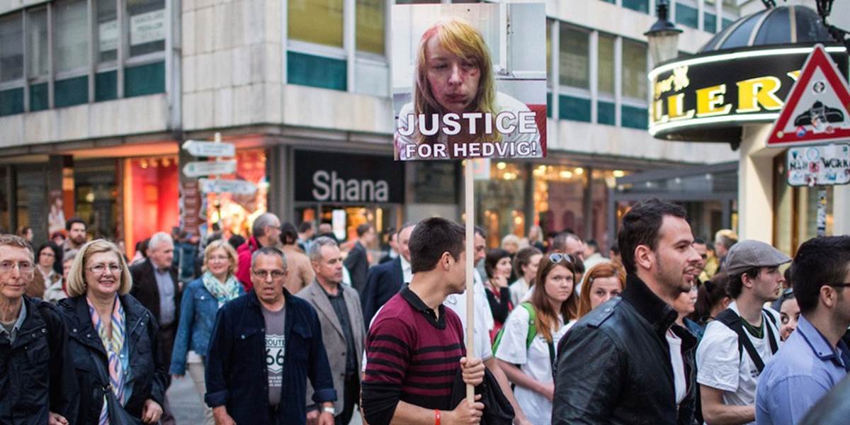 Protestovať proti obvineniu Hedvigy Žákovej Malinovej prišli stovky ľudí