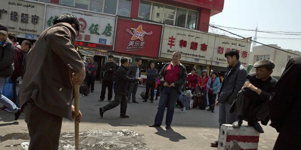Pri útoku na železničnú stanicu v Číne zahynuli aj obaja útočníci