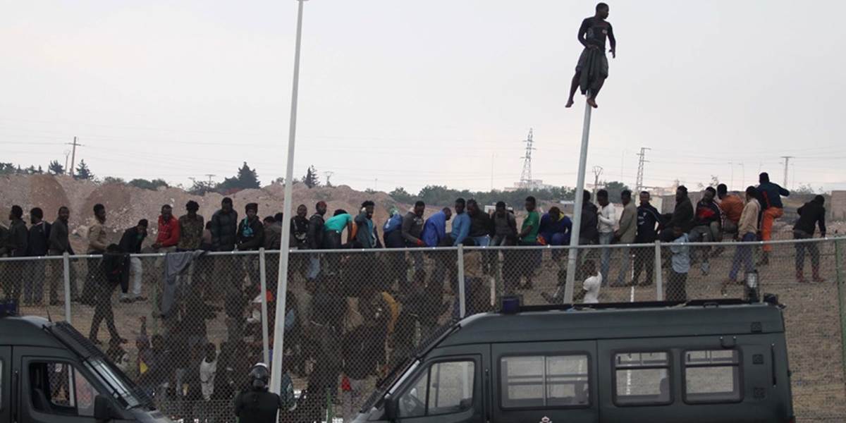 Do enklávy Melilla sa pokúsilo preniknúť okolo 800 Afričanov