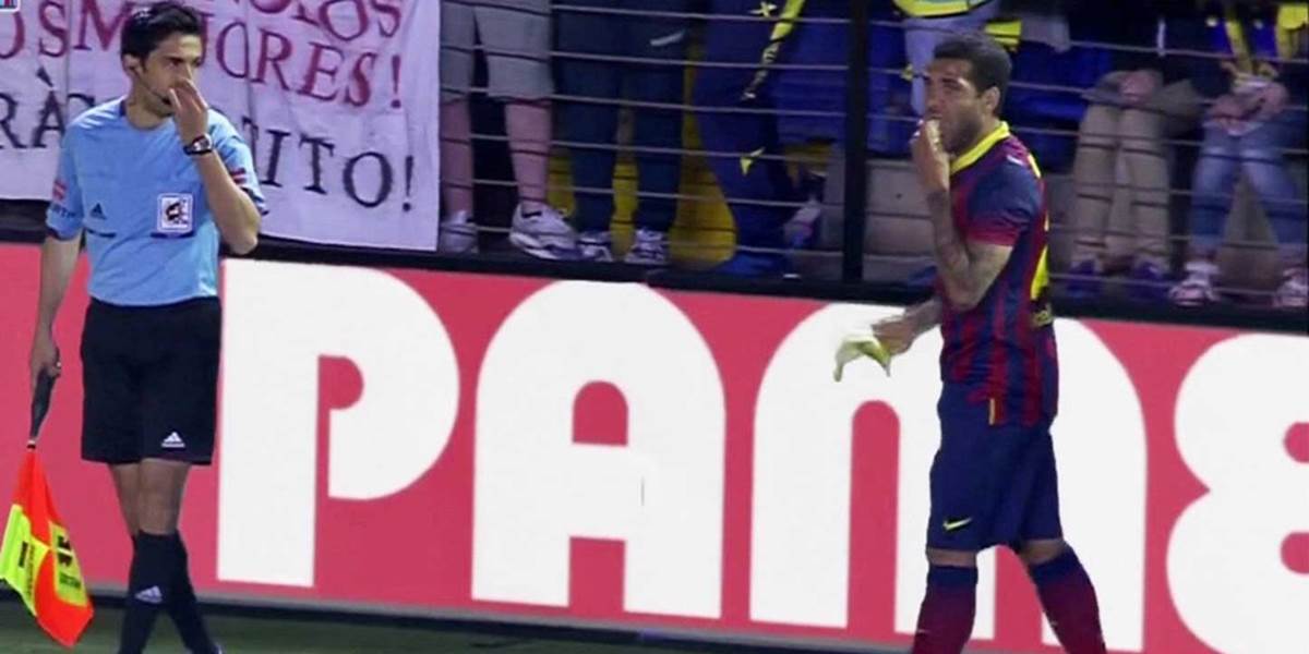 Muža, ktorý hodil banán po Alvesovi, podporilo 800 fanúšikov