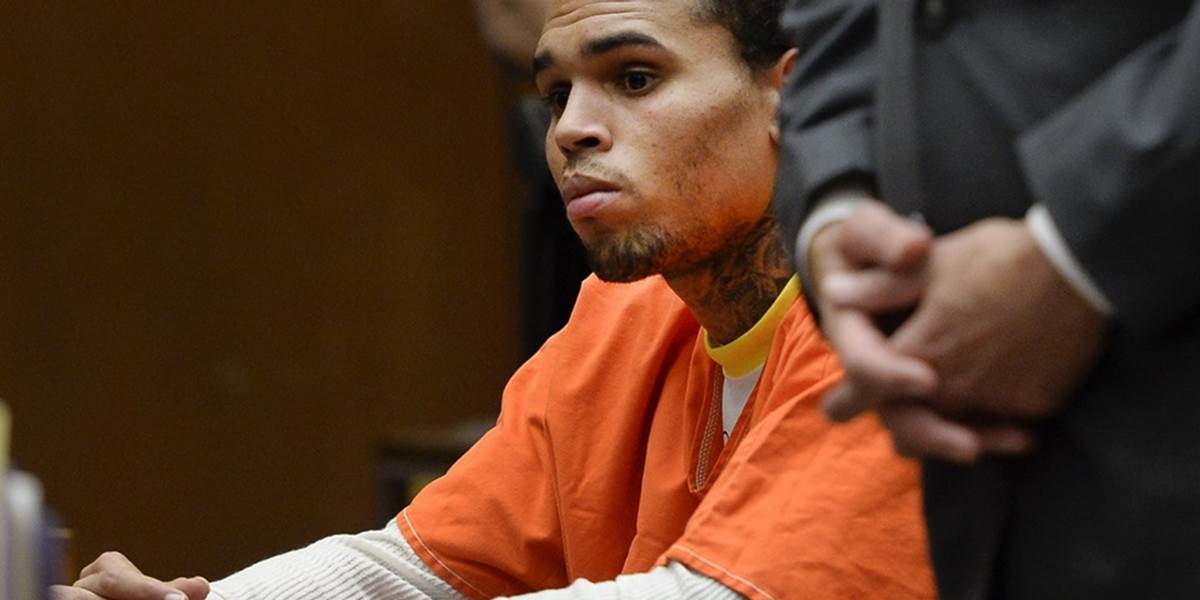 Chris Brown zostane vo väzbe ešte minimálne týždeň