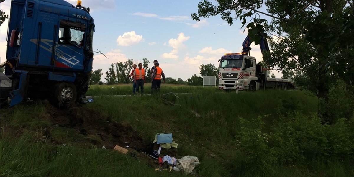 FOTO Vážna dopravná nehoda pri Sládkovičove: Kamión zmietol z cesty osobné auto!