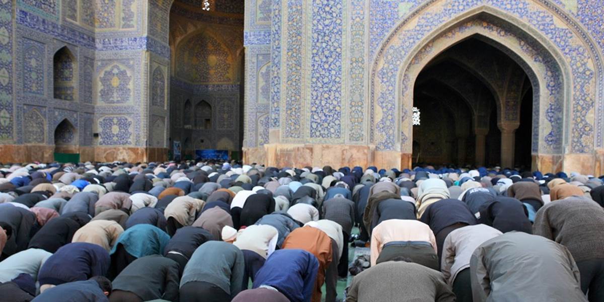 Stovky moslimov sa v Prahe zúčastnili na protestnej modlitbe
