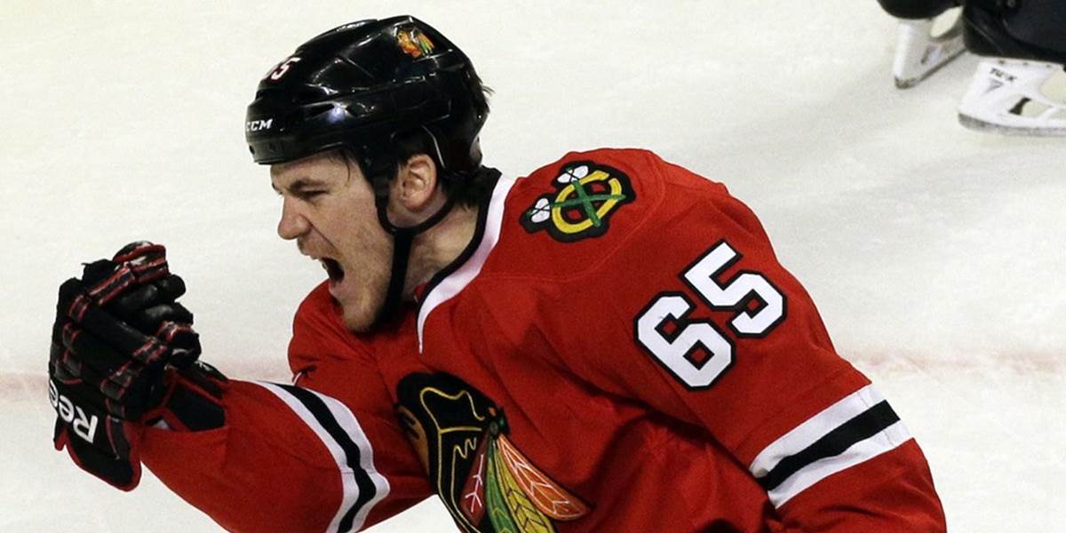 NHL: Chicagu sa zranil útočník Shaw, nedohral po náraze Stonera