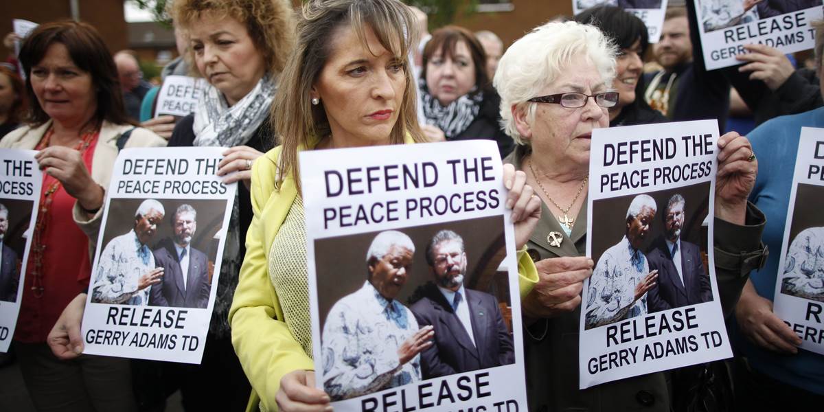 Proti zadržiavaniu Gerryho Adamsa protestovali stovky ľudí
