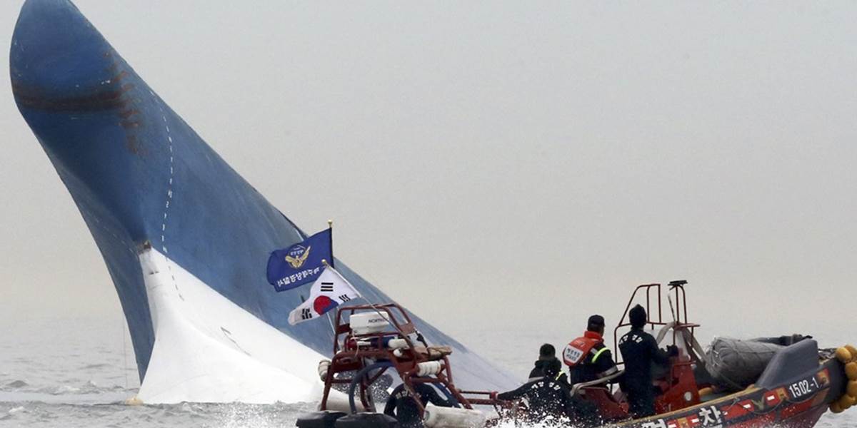 Počet obetí potopeného kórejského trajektu stúpol na 242, nezvestných je 60 ľudí