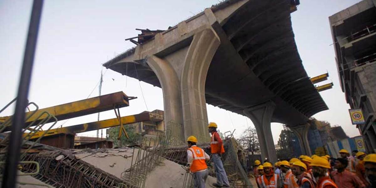 Zrútenie sa načierno stavaného mosta si vyžiadalo 11 mŕtvych
