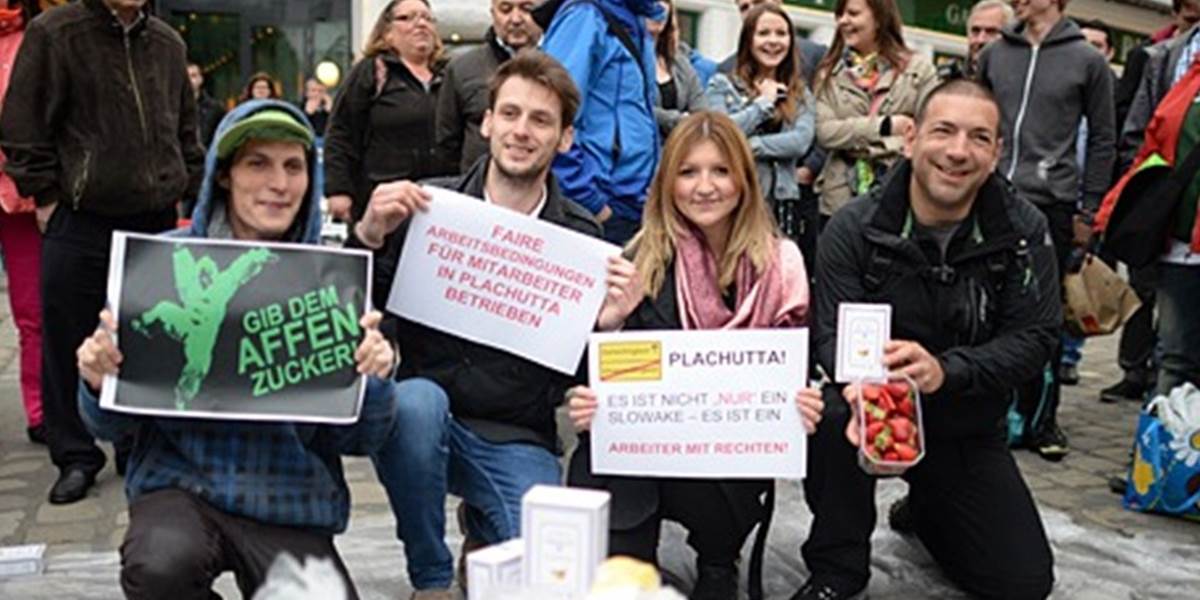 Slovák si vo Viedni osladil jahody cukrom, dostal vyhadzov: Rakúšania protestovali na jeho podporu!