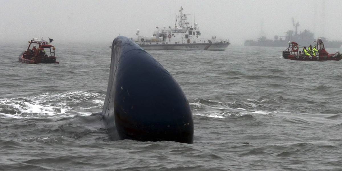 Záchranári posilňujú siete, aby zachytili telá z potopeného kórejského trajektu