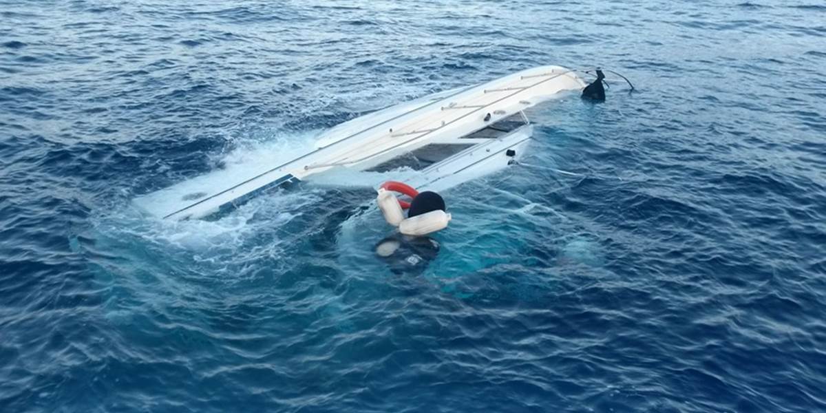 Potopenie lode neprežilo až 22 migrantov