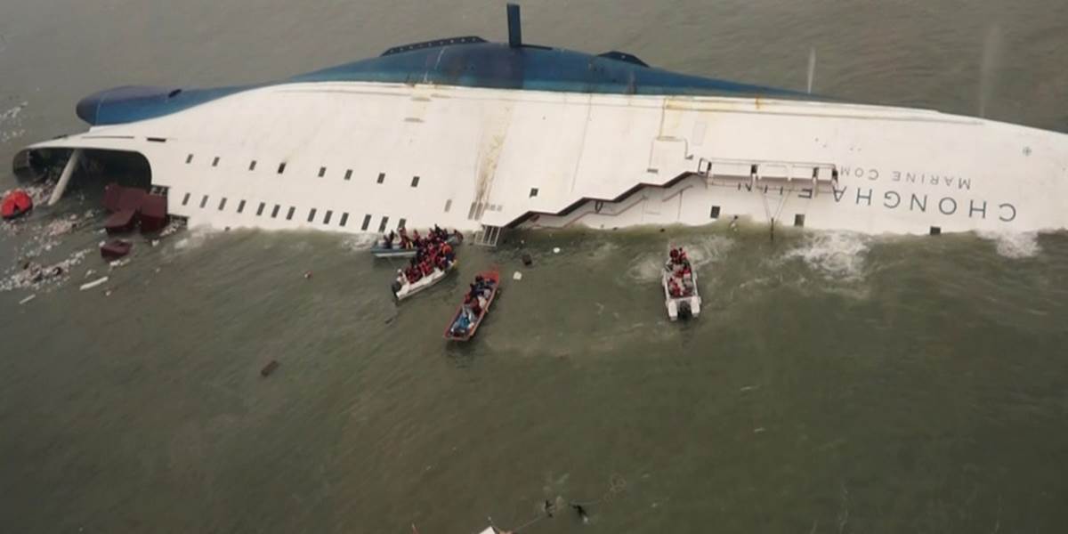 Príčina havárie kórejského trajektu: Vyše trojnásobné prekročenie hmotnosti nákladu!