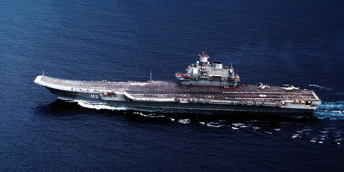 Británia vyslala torpédoborec za ruskou lietadlovou loďou pri svojom pobreží