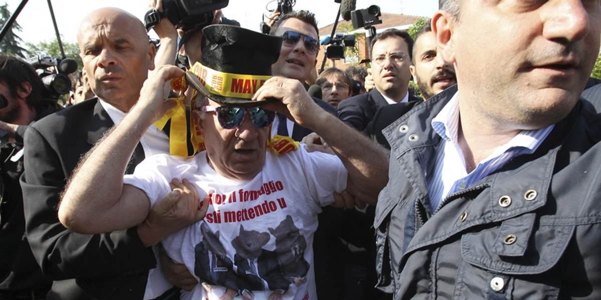 VIDEO Berlusconiho príchod do domova dôchodcov sa nezaobišiel bez problémov