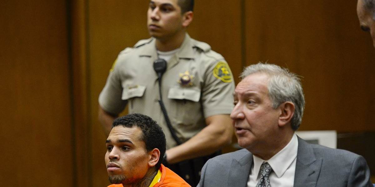 Chris Brown ostáva vo väzení