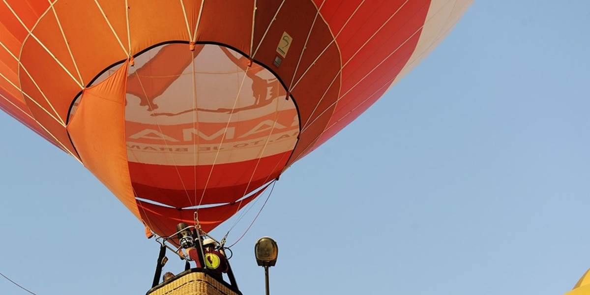 Vo vzduchu začal horieť teplovzdušný balón, traja ľudia sú nezvestní