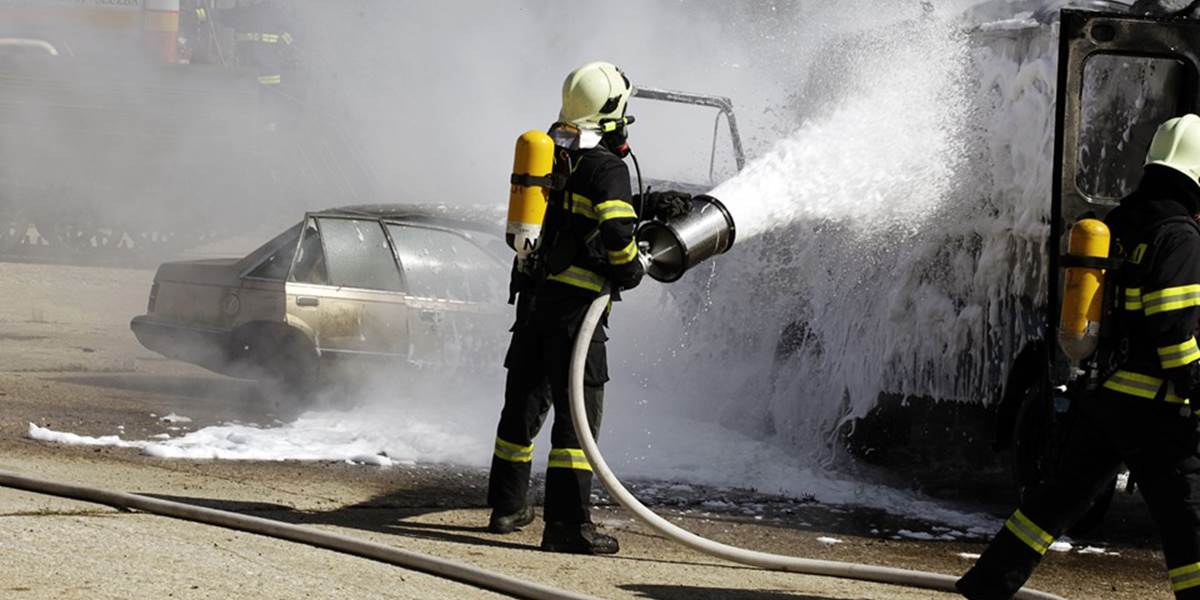 V Čavoji horelo auto, príčina požiaru je zatiaľ neznáma