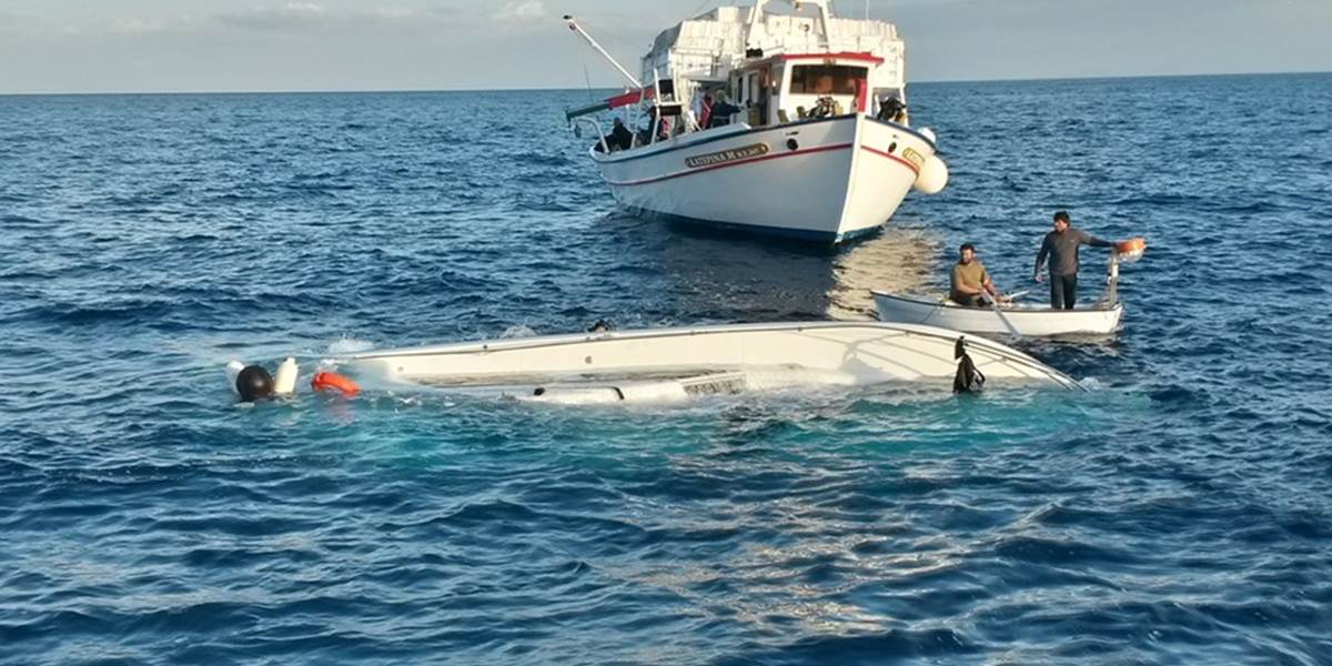 Pri Lampeduse sa potopila loď so stovkami utečencov