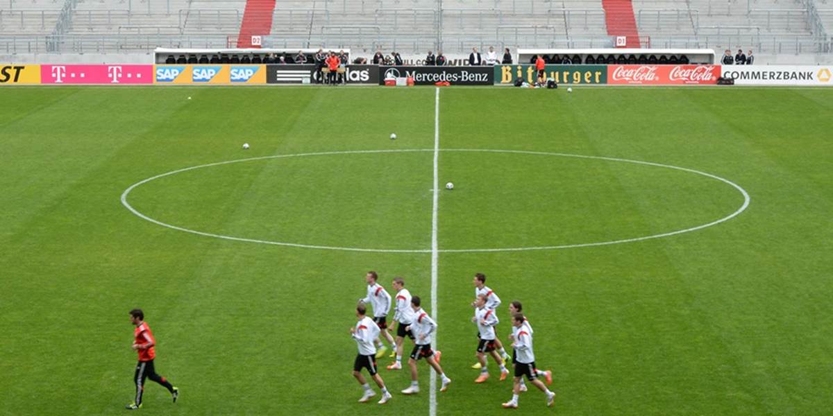Nemecký zväz kritizujú za nevhodný nápis na štadióne