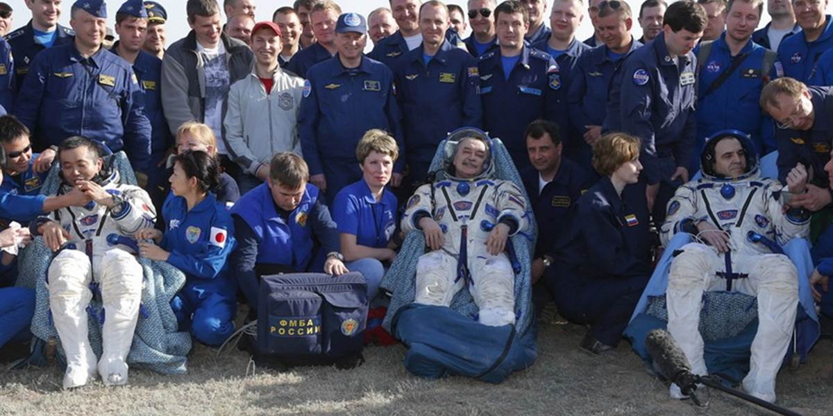 Traja astronauti z ISS bezpečne pristáli na stepi v Kazachstane