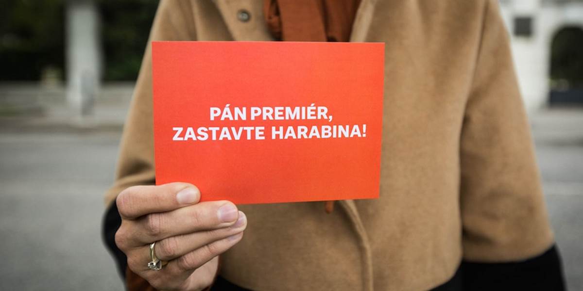 Pred úradom vlády rozdávajú pohľadnice proti zvoleniu Harabina