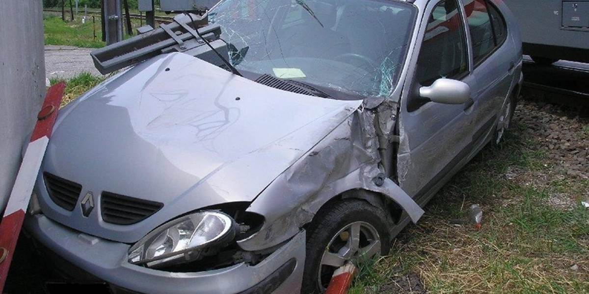 Vážna dopravná nehoda: Na priecestí v Partizánskom sa zrazilo auto s vlakom!