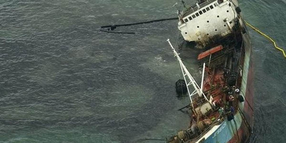 Pre haváriu tankera na Galapágoch vyhlásili stav katastrofy