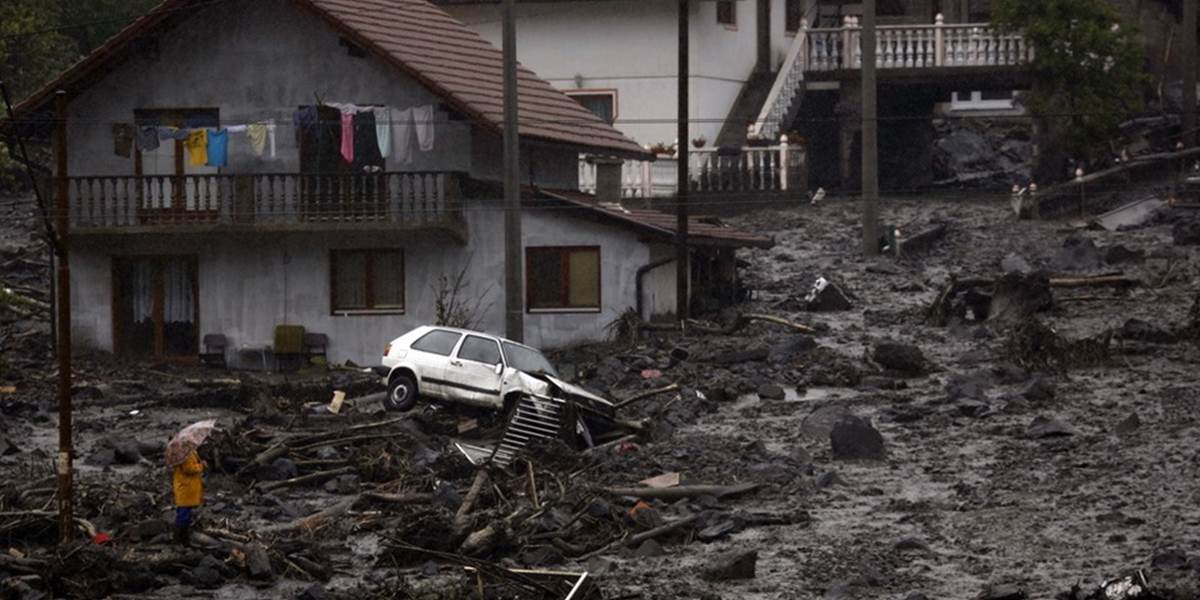 Tisíce ľudí na Balkáne čakajú na evakuáciu počas záplav, bráni jej počasie