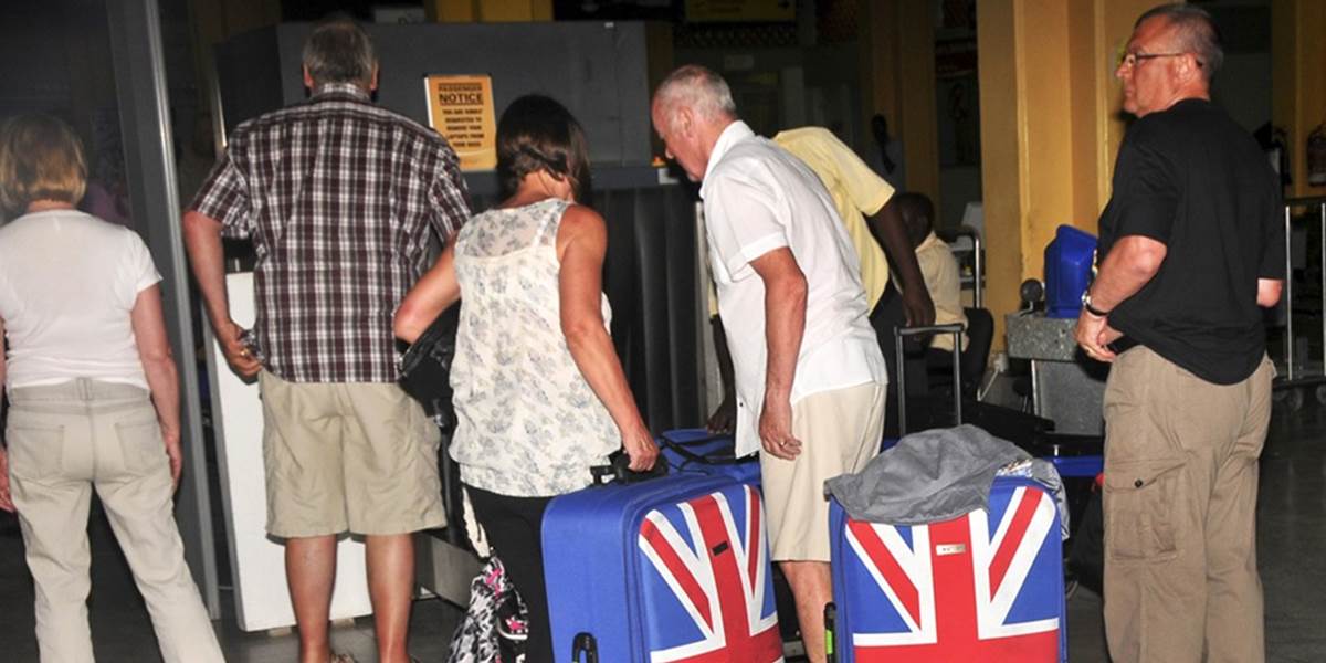 Britskí touroperátori evakujú dovolenkárov z Kene