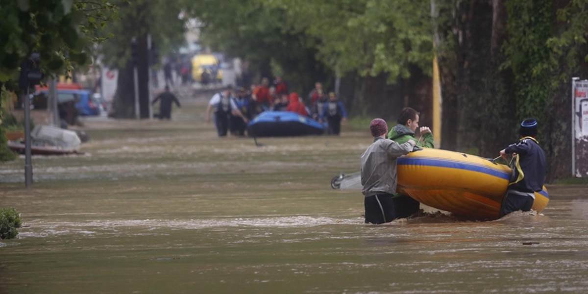 Západ Balkánu bojuje so silnými záplavami