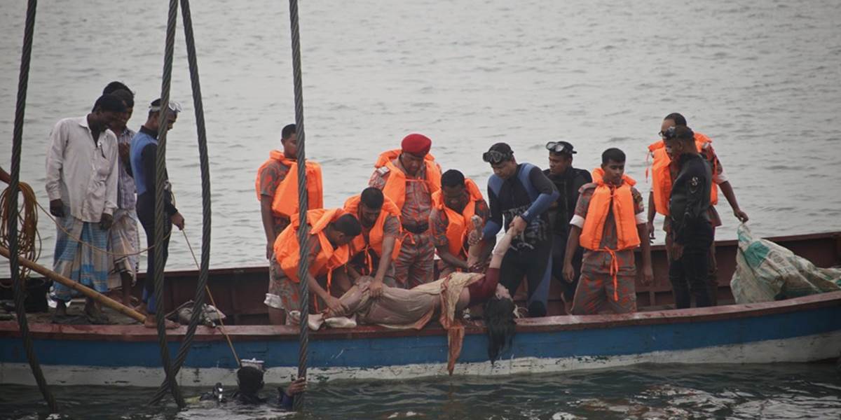 Z potopeného trajektu vytiahli 54 tiel, 70 ľudí chýba