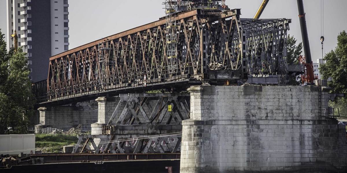 Starý most už sponad Dunaja zmizol, práce vraj meškajú len pár dní