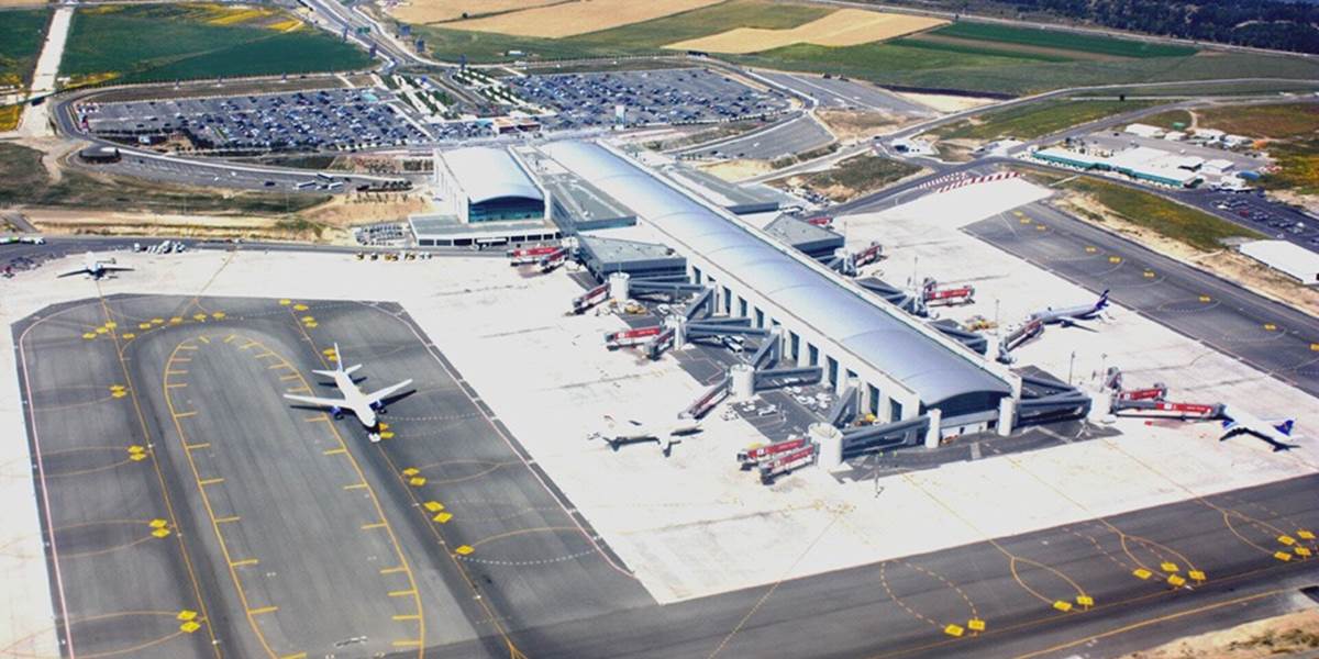 Kvôli odloženému balíčku na toalete evakuovali letisko v Larnake