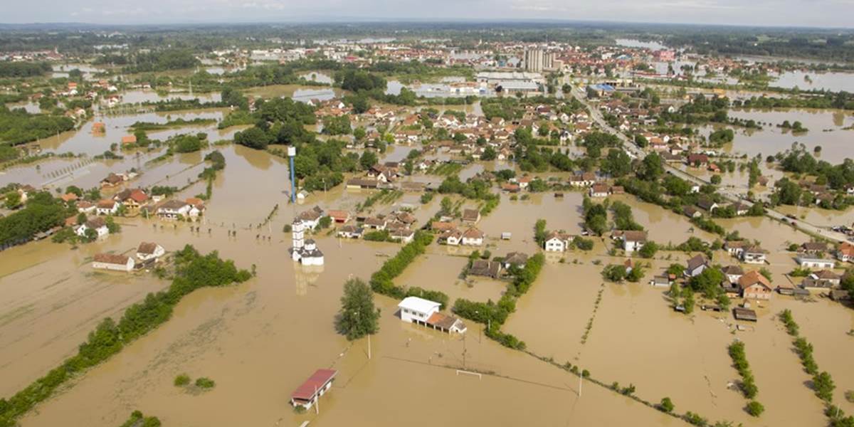 Pred povodňami v Srbsku evakuovali desaťtisíce ľudí, vláda vyhlásila štátny smútok