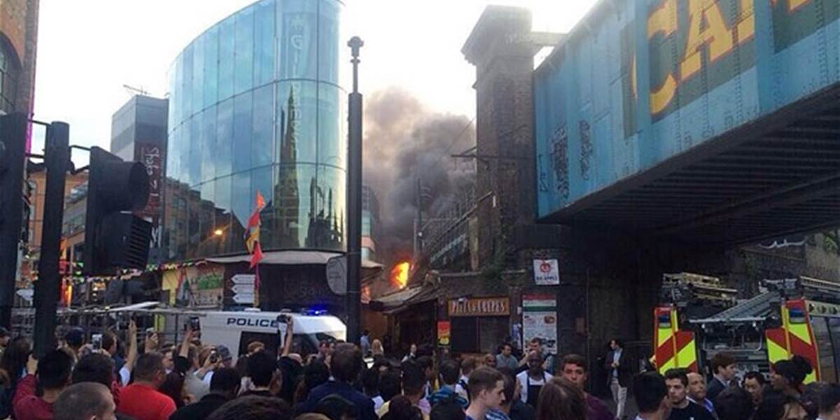 Veľký požiar na Camden Markete v Londýne: Zasahovalo 70 hasičov, evakuovali 600 ľudí