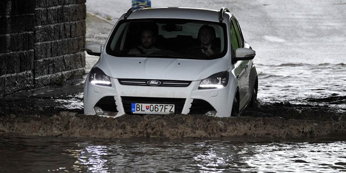 Obec Tisinec postihla lokálna povodeň: Zatopené sú viaceré cesty!