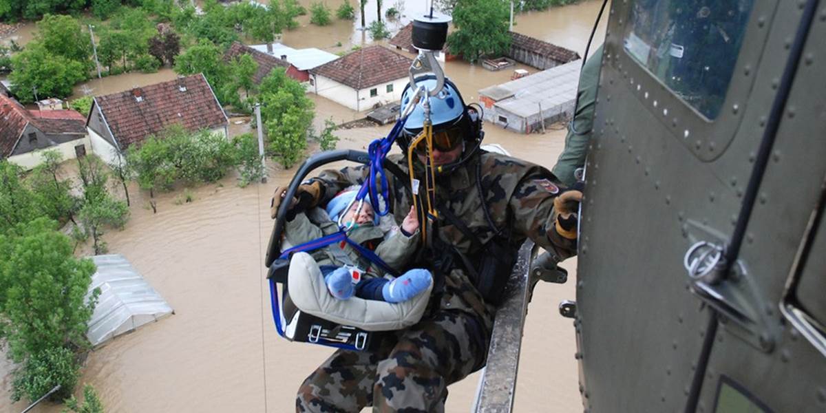 Srbi smútia za obeťami povodní, evakuácia pokračuje