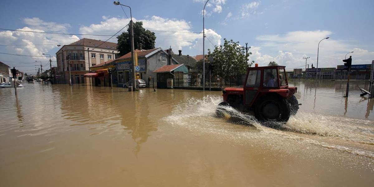 Situácia po povodniach v Srbsku sa stabilizuje, voda v zaplevenom Obrenovci neklesá