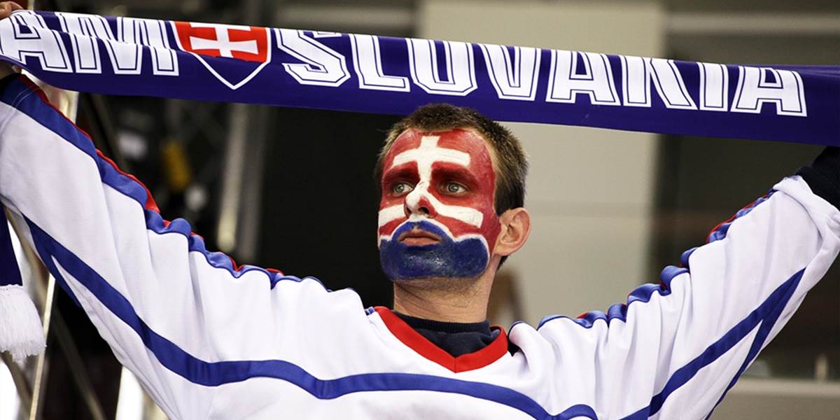 Podľa prieskumu väčšina Slovákov pozerá hokejové zápasy radšej doma