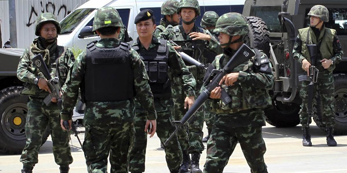 Thajská armáda si predvolala 155 politikov, zakázala im opustiť krajinu