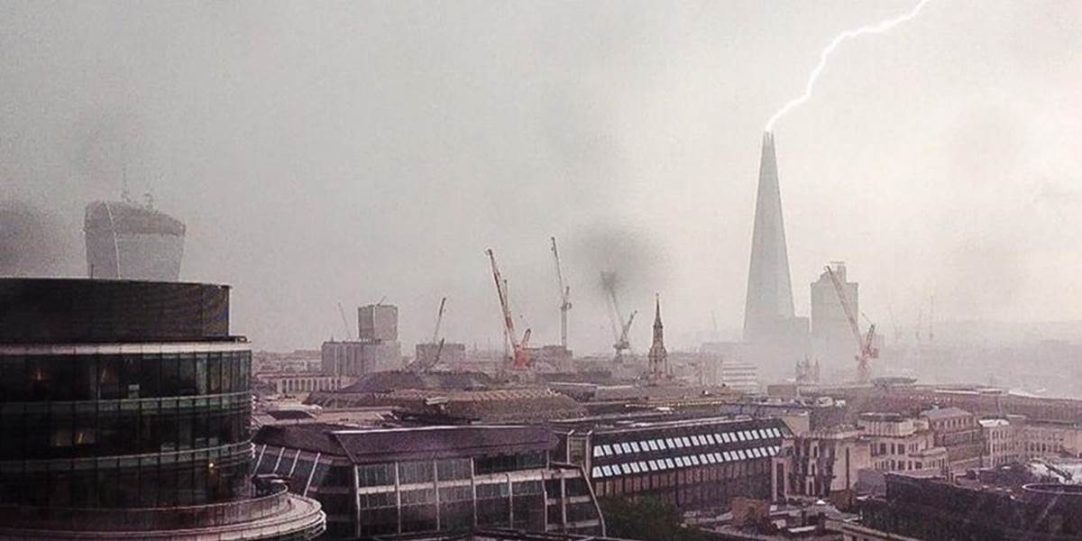 Unikátne zábery: Londýnsky mrakodrap zasiahol blesk!