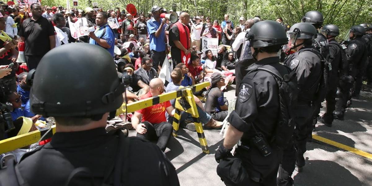 VIDEO Veľký protest pred centrálou McDonald's: Zatkli 138 ľudí!