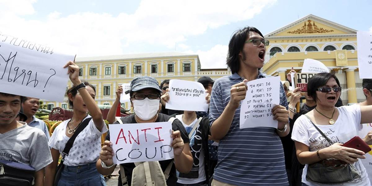 V Thajsku začali vysielať televízie, v Bangkoku bola demonštrácia proti puču